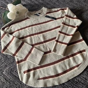 Super soft sweater,med,never worn, cute curved hem